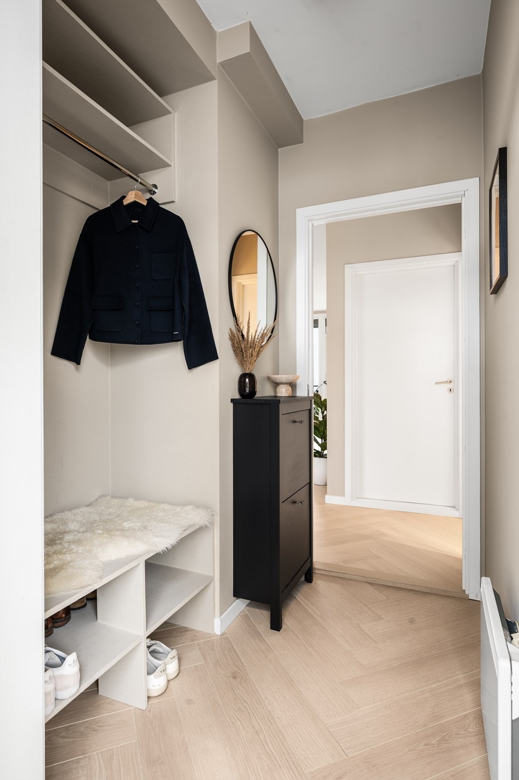 Innbydende entré med garderobeløsning som gir et godt førsteinntrykk av boligen. Galleribilde