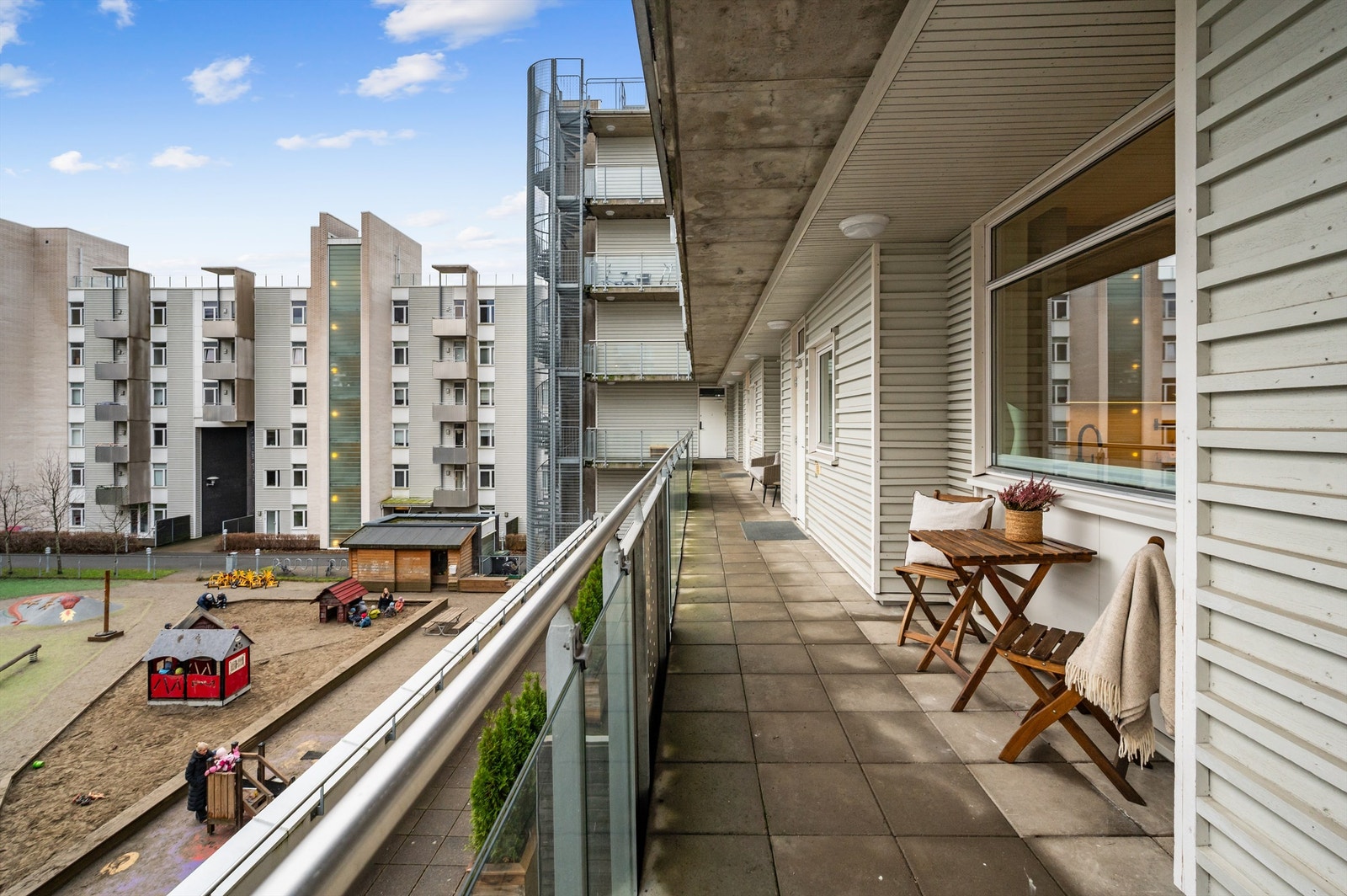 Leiligheten har adkomst via en overbygget svalgang. Galleribilde