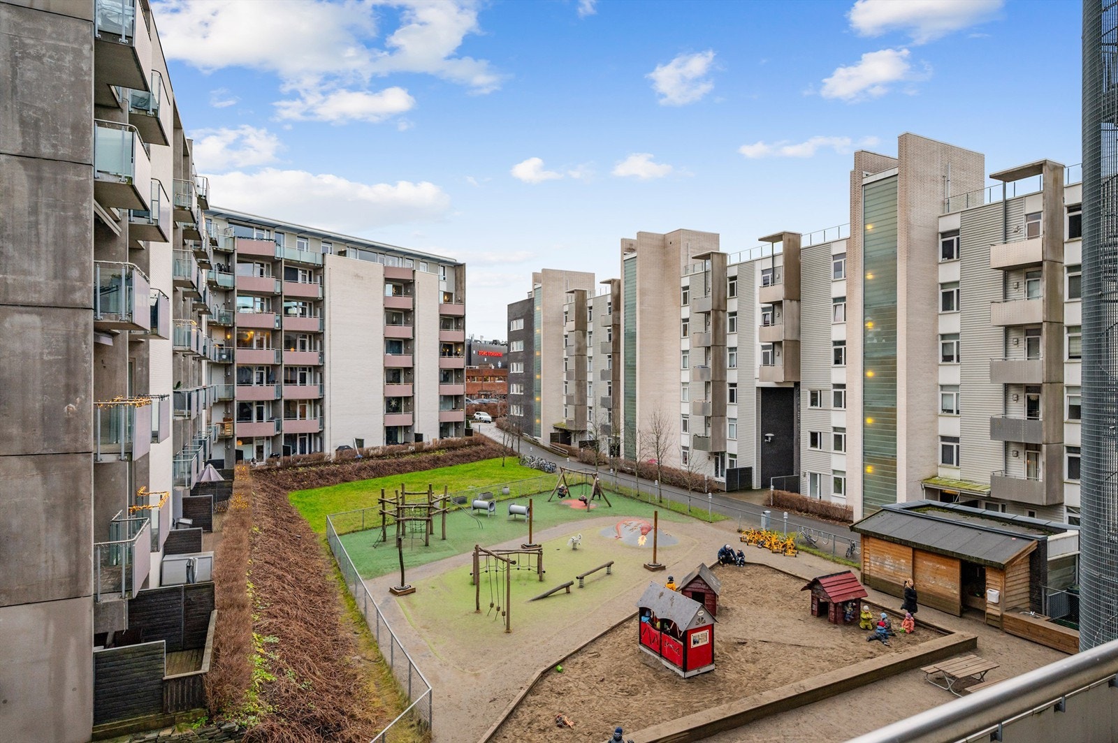 Både balkong og svalgang vender mot indre gårdsrom uten trafikkerte veier. Galleribilde