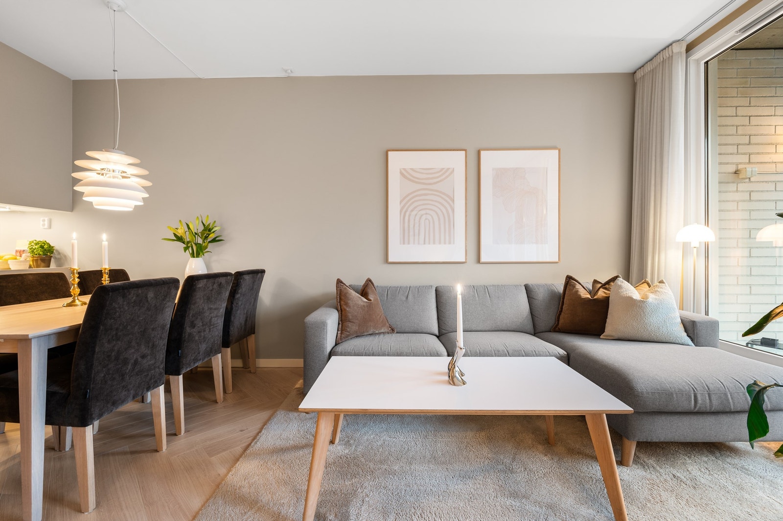 En generøs takhøyde på 2,6 meter og store vindusflater gir en god romfølelse. Galleribilde