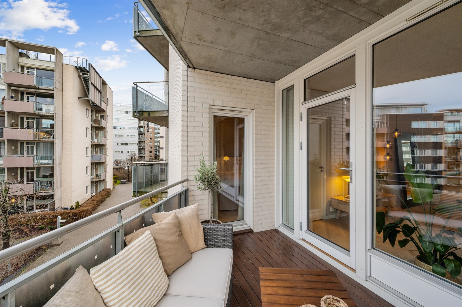 Balkongen er bygget i betong med rekkverk av stålkonstruksjoner. Galleribilde