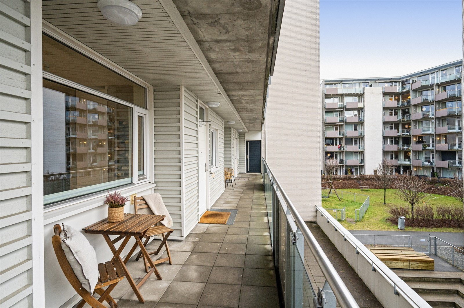 Svalgangen fungerer som en hyggelig og solrik uteplass. Galleribilde