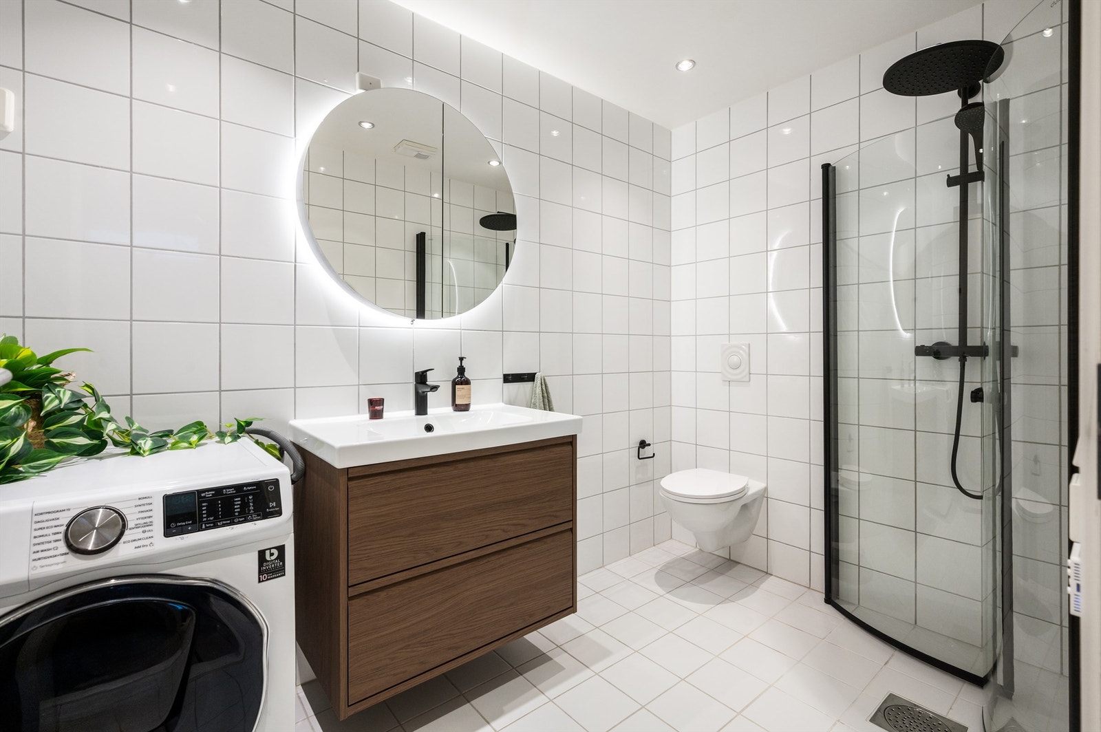 Pent flislagt bad med elektrisk gulvvarme og opplegg for vaskemaskin. Galleribilde