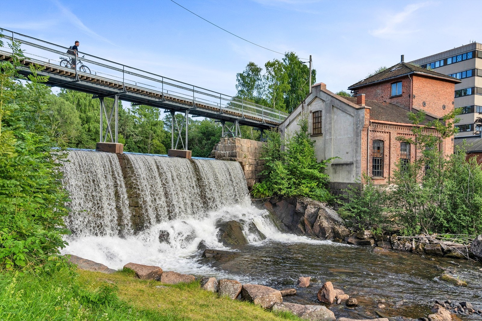 Akerselva inviterer til flotte tur- og sykkelturer i historiske omgivelser. Galleribilde