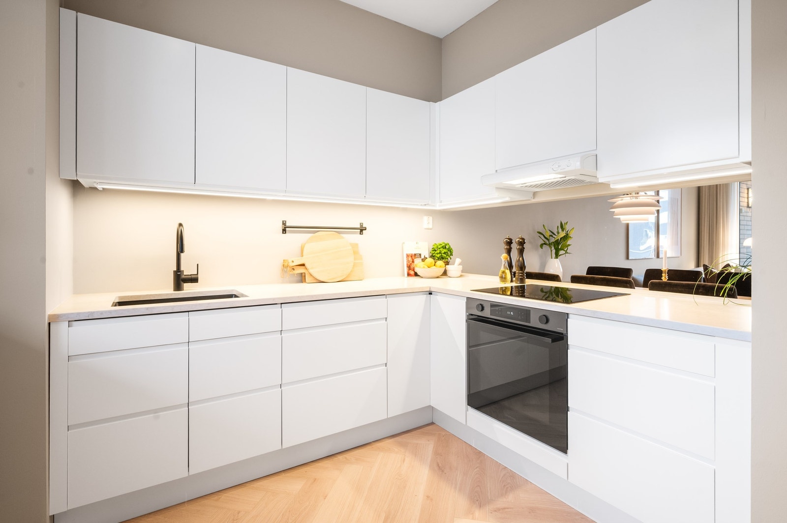 Integrerte hvitevarer inkluderer platetopp, stekeovn, oppvaskmaskin og kjøl/fryseskap. Hvitevarene er nye fra 2023. Galleribilde