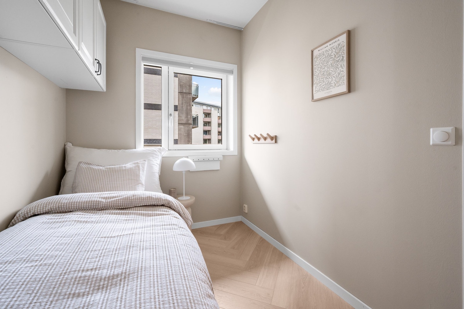 Rommet har plass til seng og annet ønskelig møblement, med praktiske overskap for lagring. Galleribilde