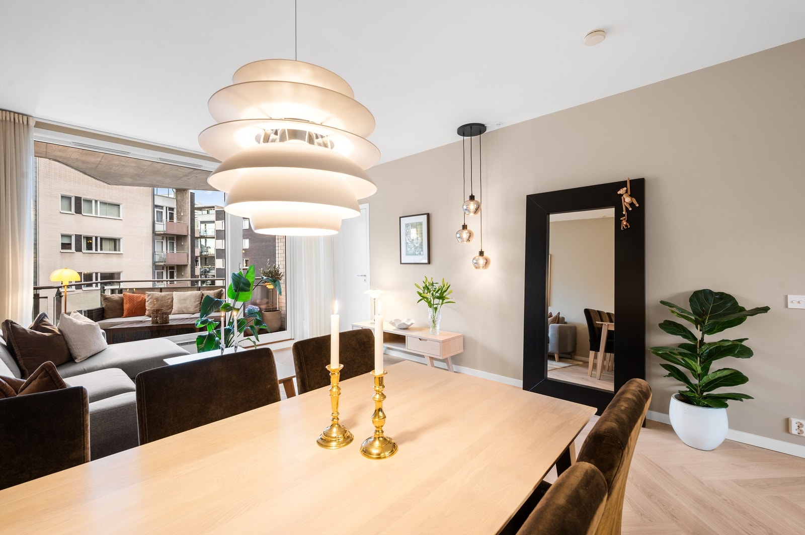 Spisestuen har god plass til hyggelige sammenkomster med venner og familie. Galleribilde