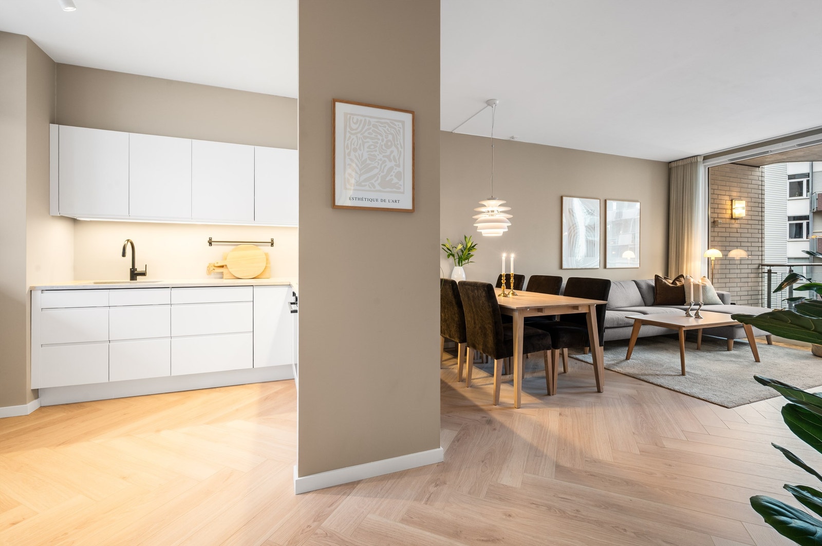 Kjøkkenløsningen gir en fin sone for matlagingen med rikelig av arbeidsplass. Galleribilde