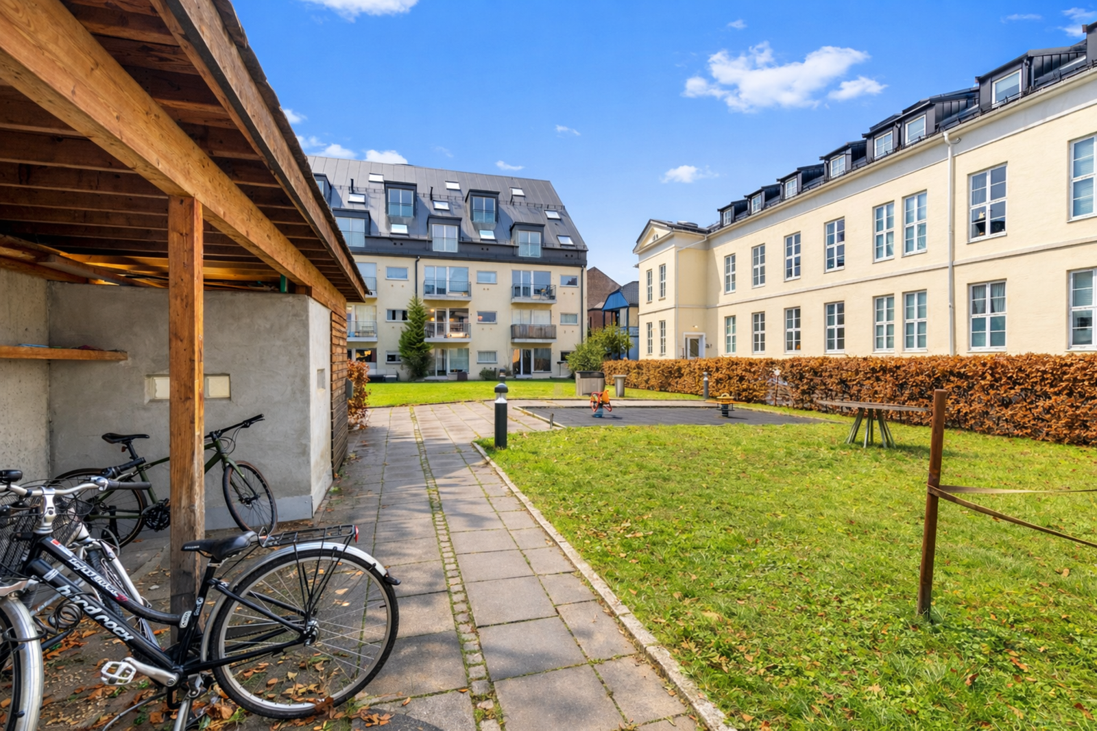 Koselig felles bakgård med gode solforhold. Galleribilde