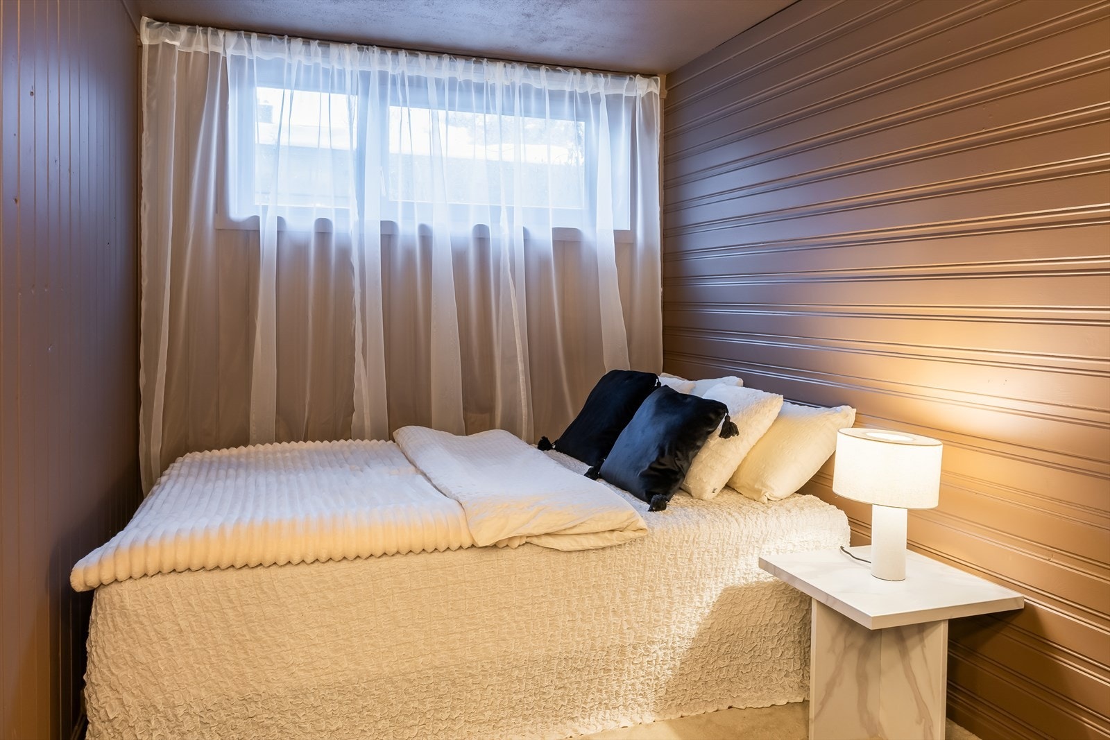 Kjelleren har to romslige rom, hvorav dette er det største på 9,5 m². Det bemerkes at vinduer i kjeller ikke tilfredsstiller kravet til rømning. Dette grunnet plassering av høyde over gulv og at vinduene er for små i forhold til dagens krav. Galleribilde