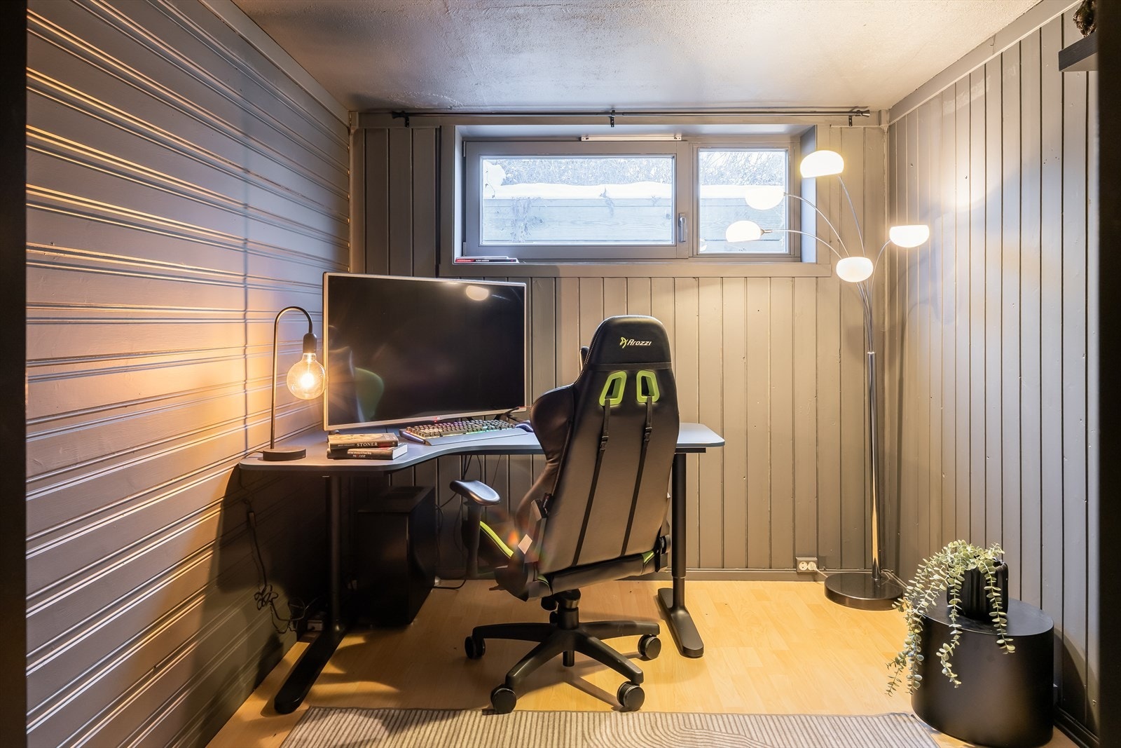 Det andre rommet er på 8,1 m² og er innredet som kontor. De ekstra rommene i kjeller egner seg godt til kontor, kjellerstue, praktisk lagringsplass, m.m. Galleribilde