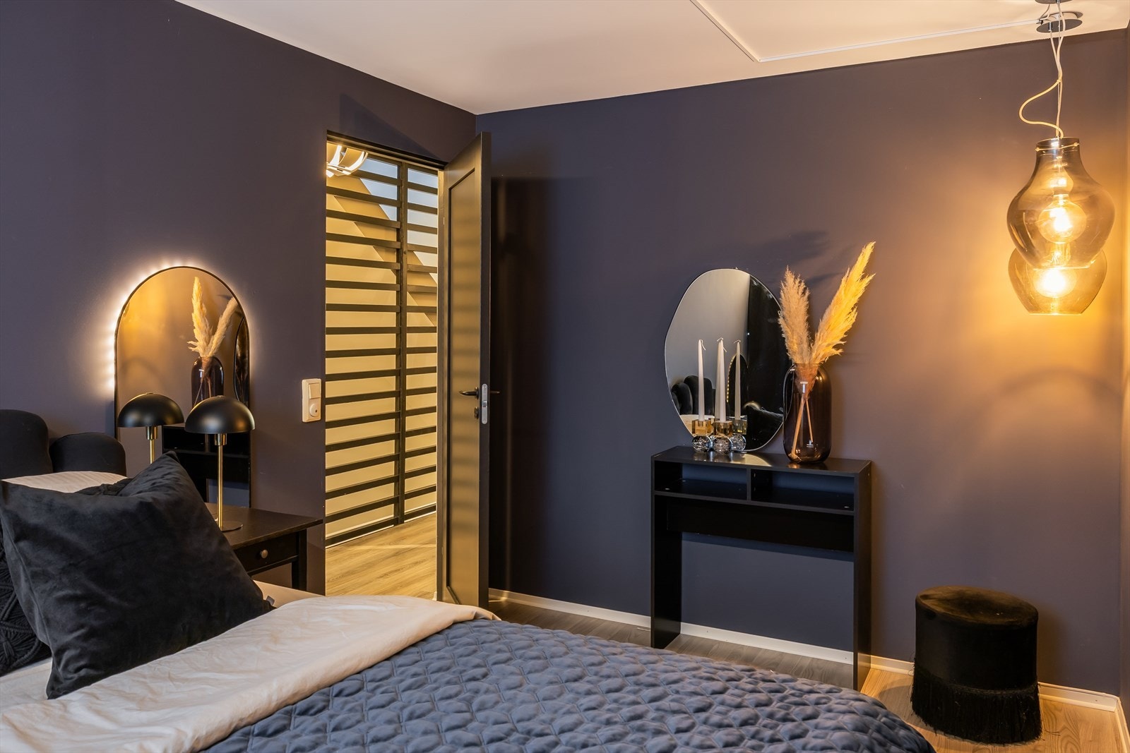 Her har du god plass til ønsket sengestørrelse med tilhørende møblement. Galleribilde