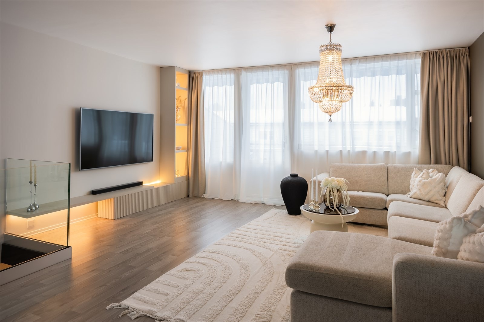 Det er mye inkludert i de månedlige felleskostnadene som blant annet TV/internett, betjening av andel fellesgjeld, kommunale avgifter, felles bygningsforsikring og diverse vedlikehold/drift iht. regnskap. Galleribilde