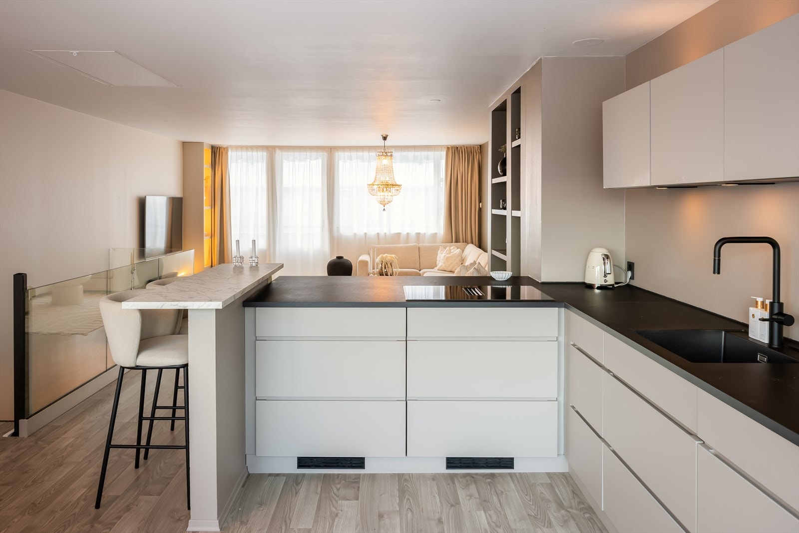 Det er blant annet stor platetopp med benkeventilator, barløsning og underlimt vask med sort blandebatteri som står i stil med resten. Kjøkkenet har fått tilstandsgrad 1 av takstmann. Galleribilde