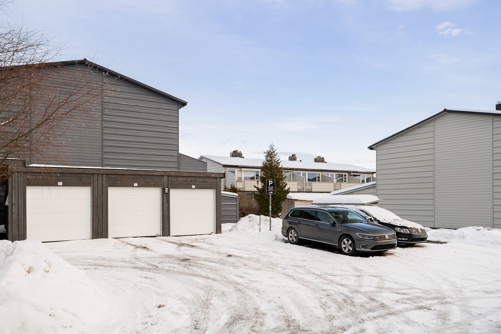 Borettslaget har per i dag 164 garasjer (frittstående garasjer i rekke) og 27 carporter. I tillegg har borettslaget parkeringsplasser (som ikke kan reserveres). Parkering tildeles etter ansiennitet. Galleribilde