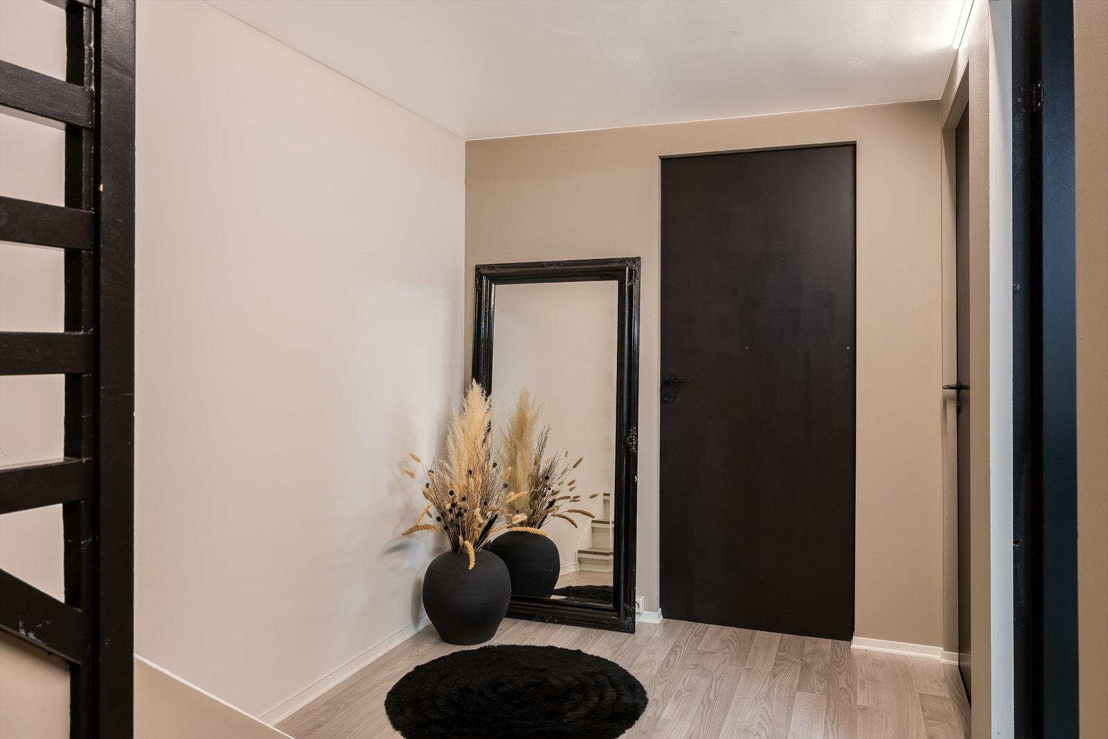 Kjelleren er oppgradert med gipsede vegger, nytt gulv i gangen, pusset og helsparklet betongtak, samt listefrie dører. Galleribilde