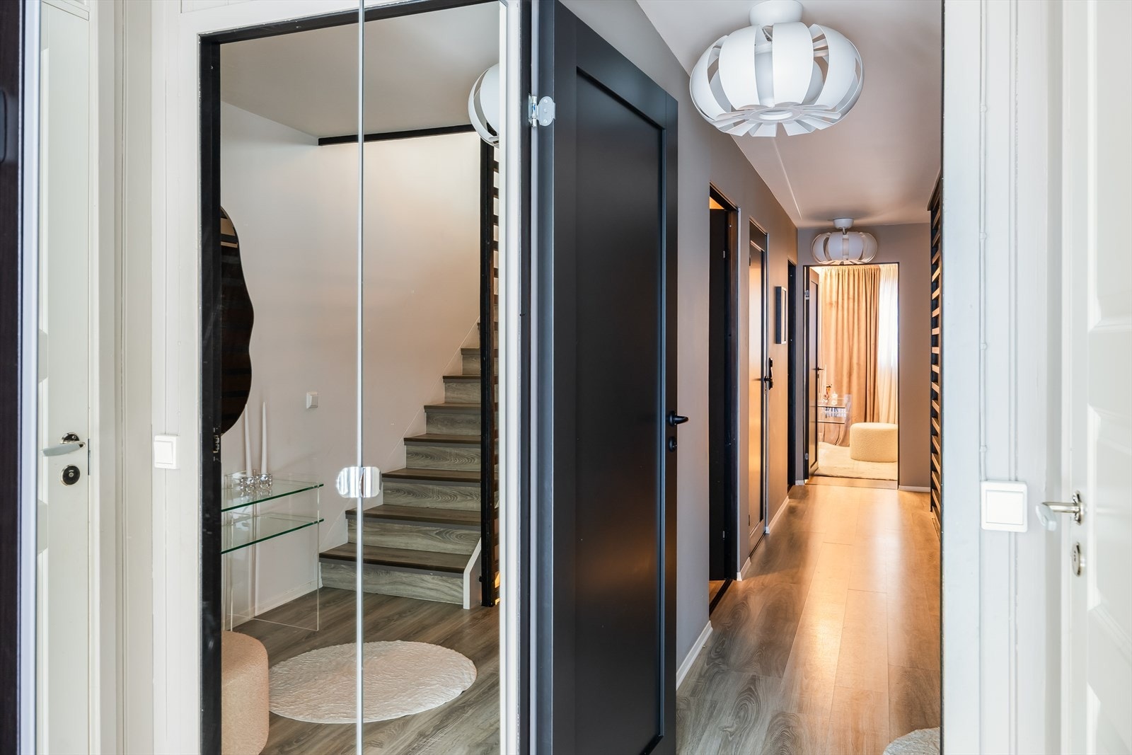 1. etasje er oppgradert med gipsede vegger, nytt elektrisk anlegg, nye dører, nye gulv på alle soverom, samt totaloppusset baderom. Galleribilde