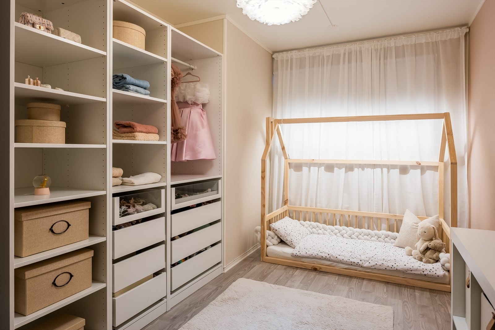 Soverommet byr på flere møbleringsmuligheter og har god plass til garderobeløsning. Galleribilde