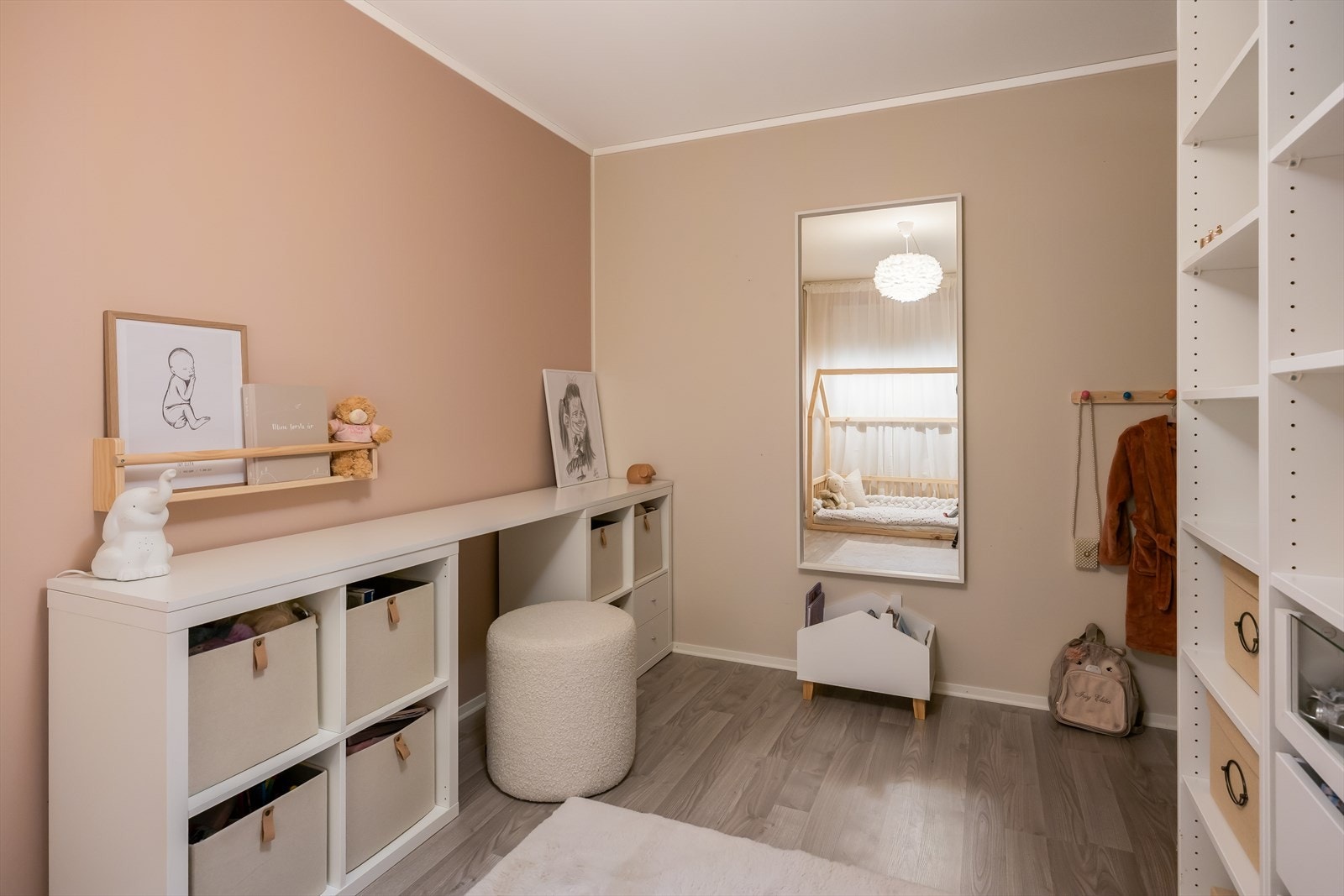 Speil og garderobeskap medføler ikke handelen. Galleribilde