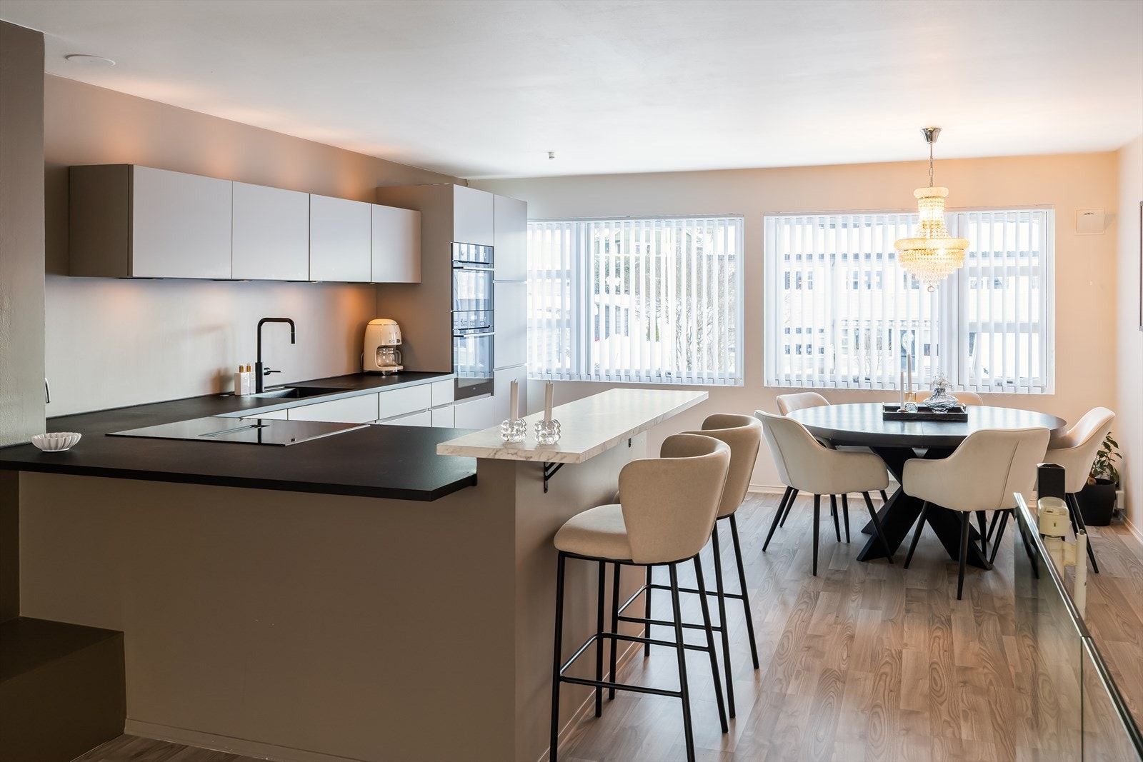 Romslig åpen stue- og kjøkkenløsning på totalt 50 m². De rause vindusflatene sørger for rikelig med naturlig lysinnslipp. Galleribilde