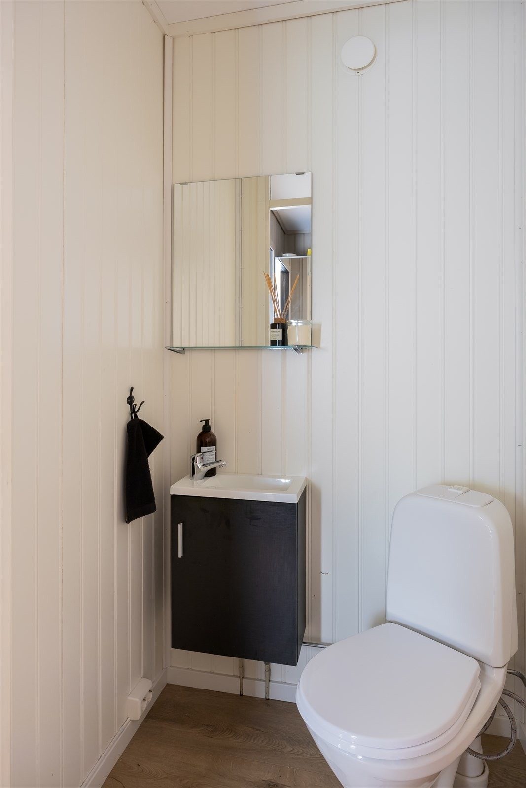 I tillegg til bad og vaskerom er det også et toalettrom som ligger i tilknytning til entré. Galleribilde