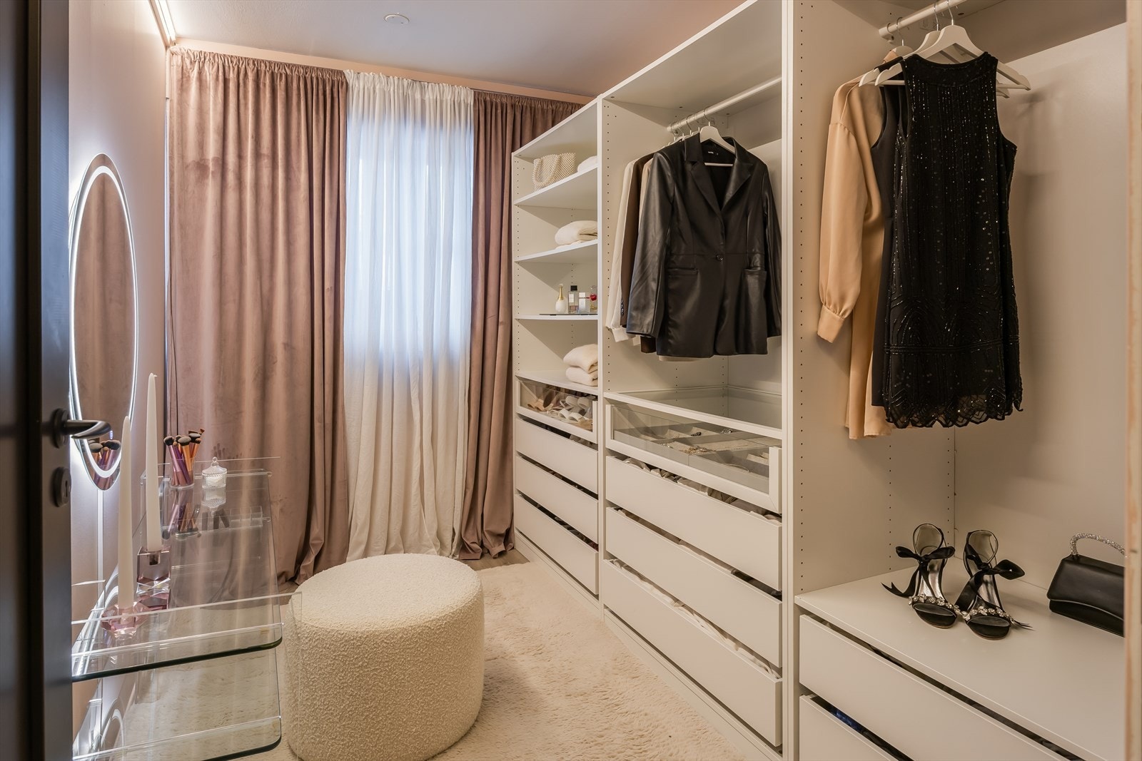 Det tredje soverommet er på 6,6 m² og er i dag innredet som walk-in garderobe. Galleribilde