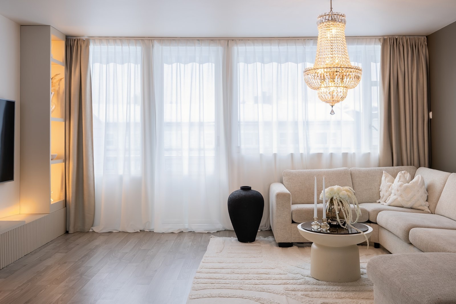 Hele 2. etasje er oppgradert med gipsede vegger, nytt kjøkken, elektrisk anlegg, nytt gulv, listefritt tak, plassbygde hyller og ny luke til loft. Det er klargjort for installering av peis ved fjerning av plassbygde hyller. Galleribilde