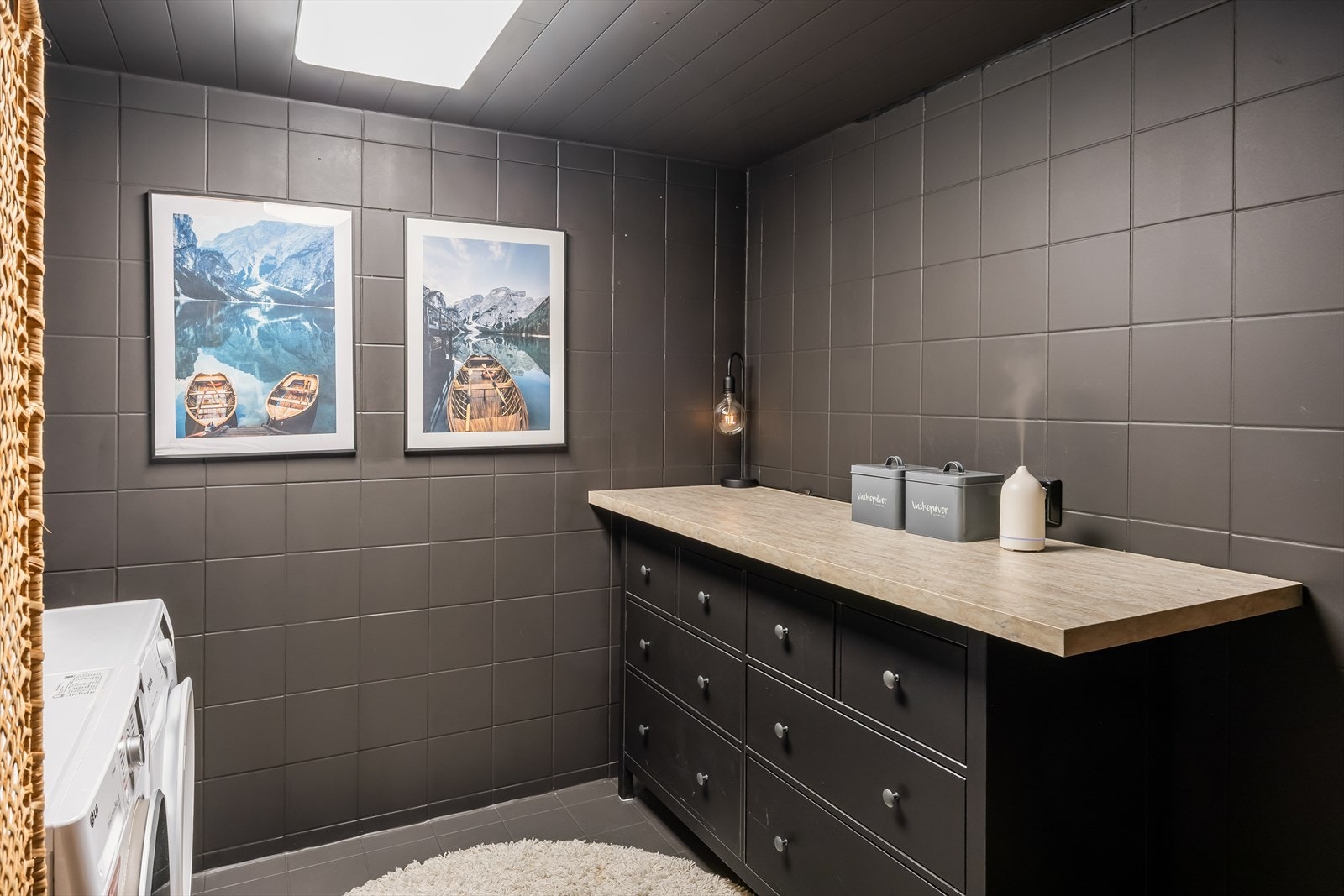 På vaskerommet er det i tilegg praktisk arbeidsbenk, oppbevaring og utslagsvask. Galleribilde