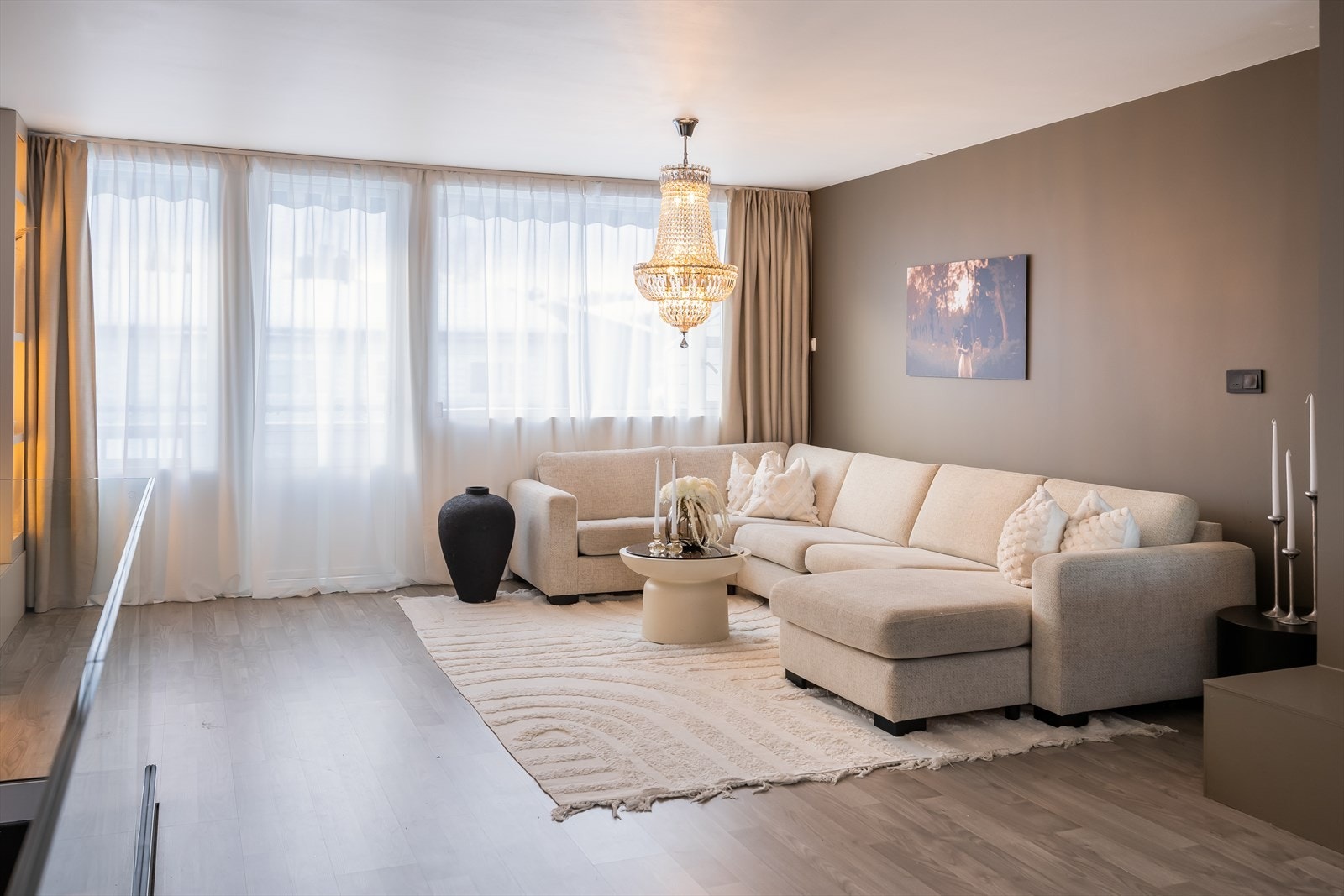 Stuen på 30 m² byr på flere møbleringsmuligheter og har direkte utgang til veranda. Galleribilde