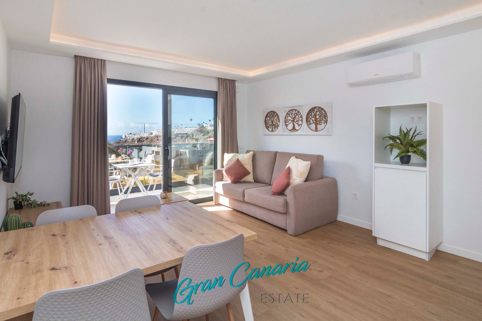 Moderne innredet og behagelig lyssetting fra tak Galleribilde