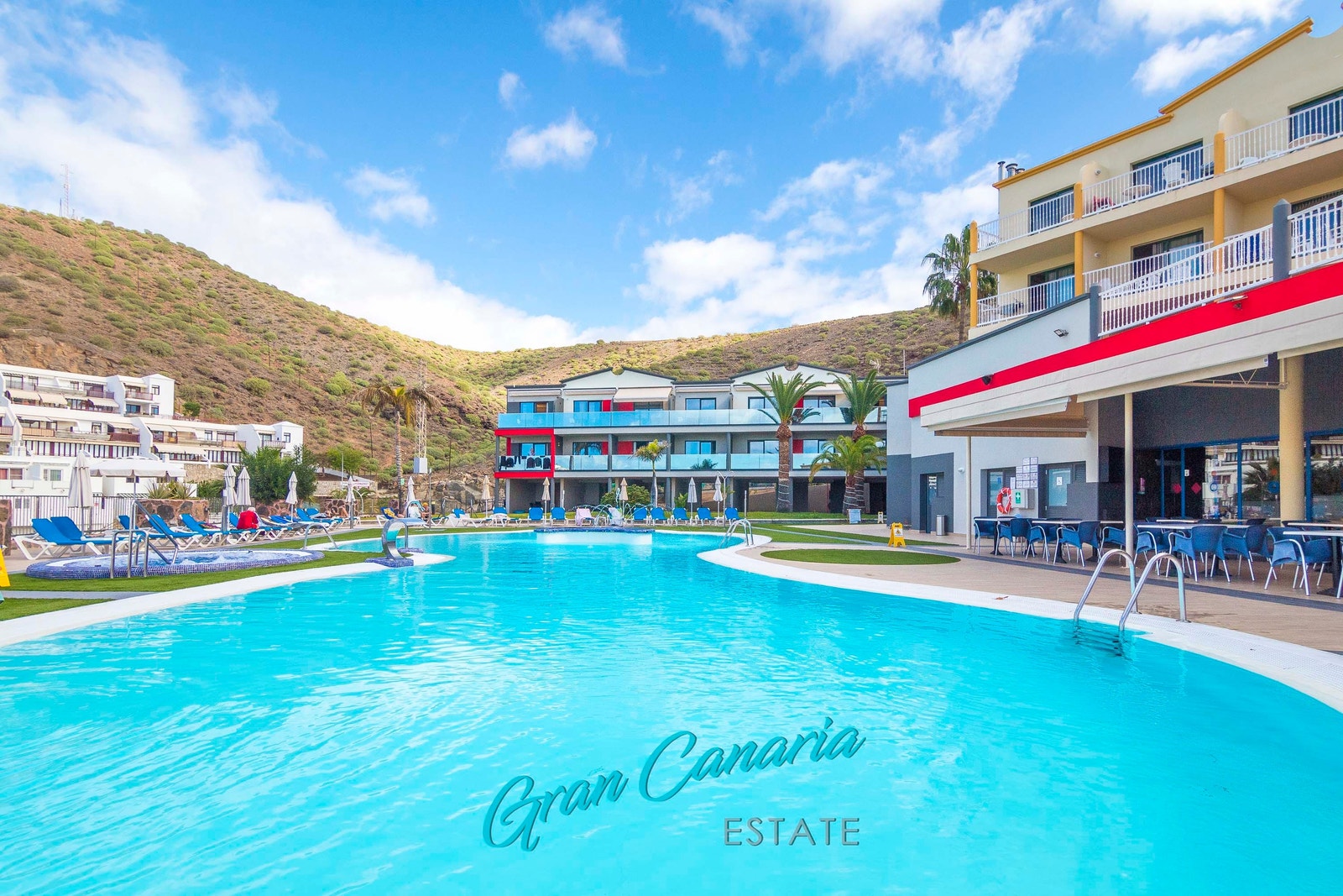 Restaurant ved bassengkanten med inne- og ute servering Galleribilde