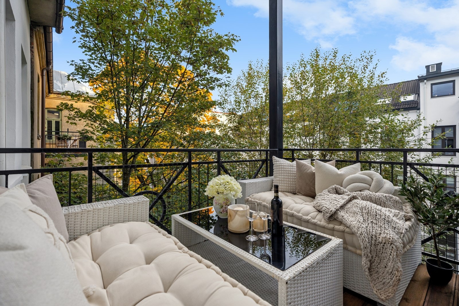 Fra stuen er det en romslig balkong på hele 7 kvm vendt mot frodig og stille bakgård. Galleribilde