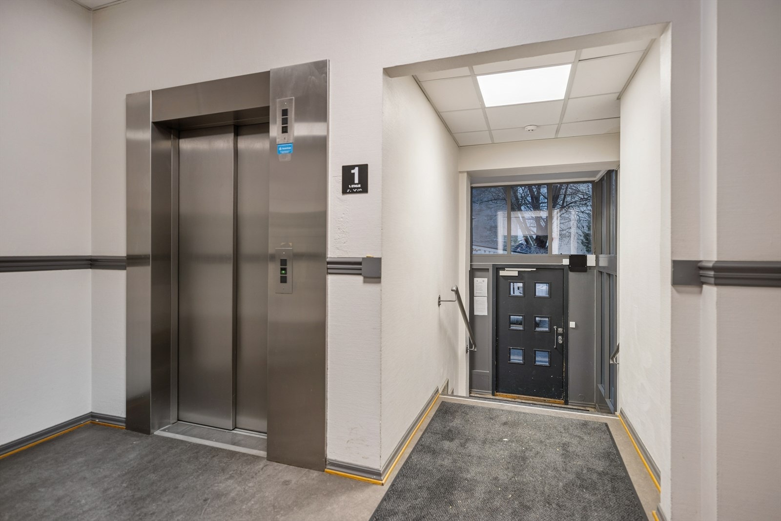 Leiligheten befinner seg i byggets 3. etasje med heisadkomst. Galleribilde