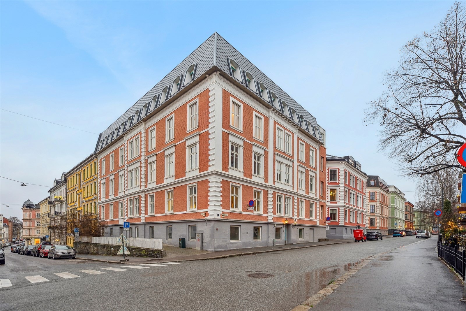 Boligen befinner seg i en klassisk gård fra 1894 - omgjort til leiligheter i 1994. Galleribilde