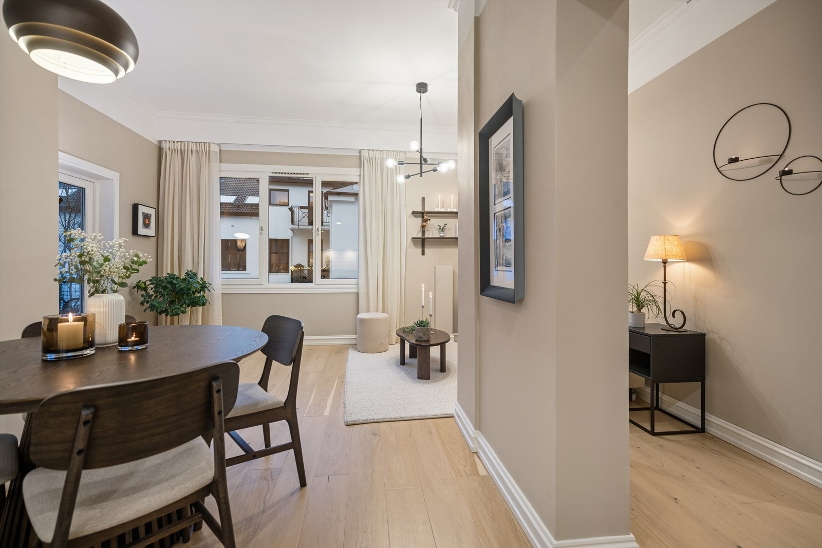 Stuen er romslig med plass til sofa- og spisegruppe. Galleribilde