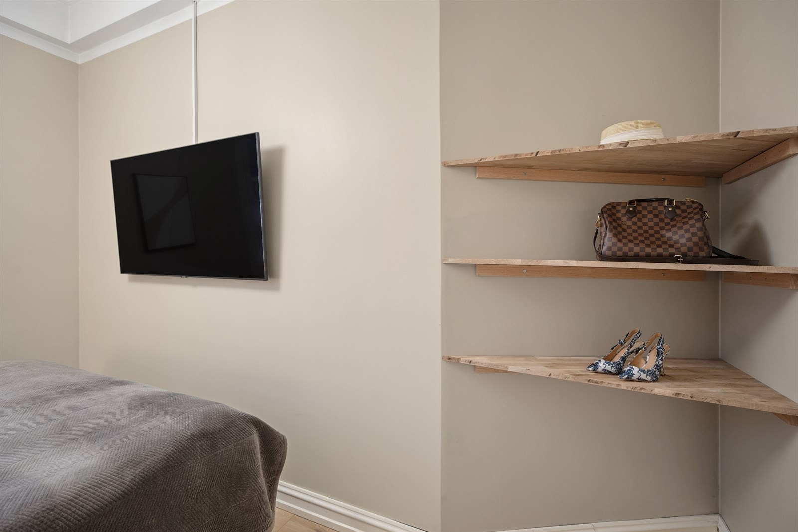 Praktisk hylleløsning for ekstra oppbevaring. Galleribilde