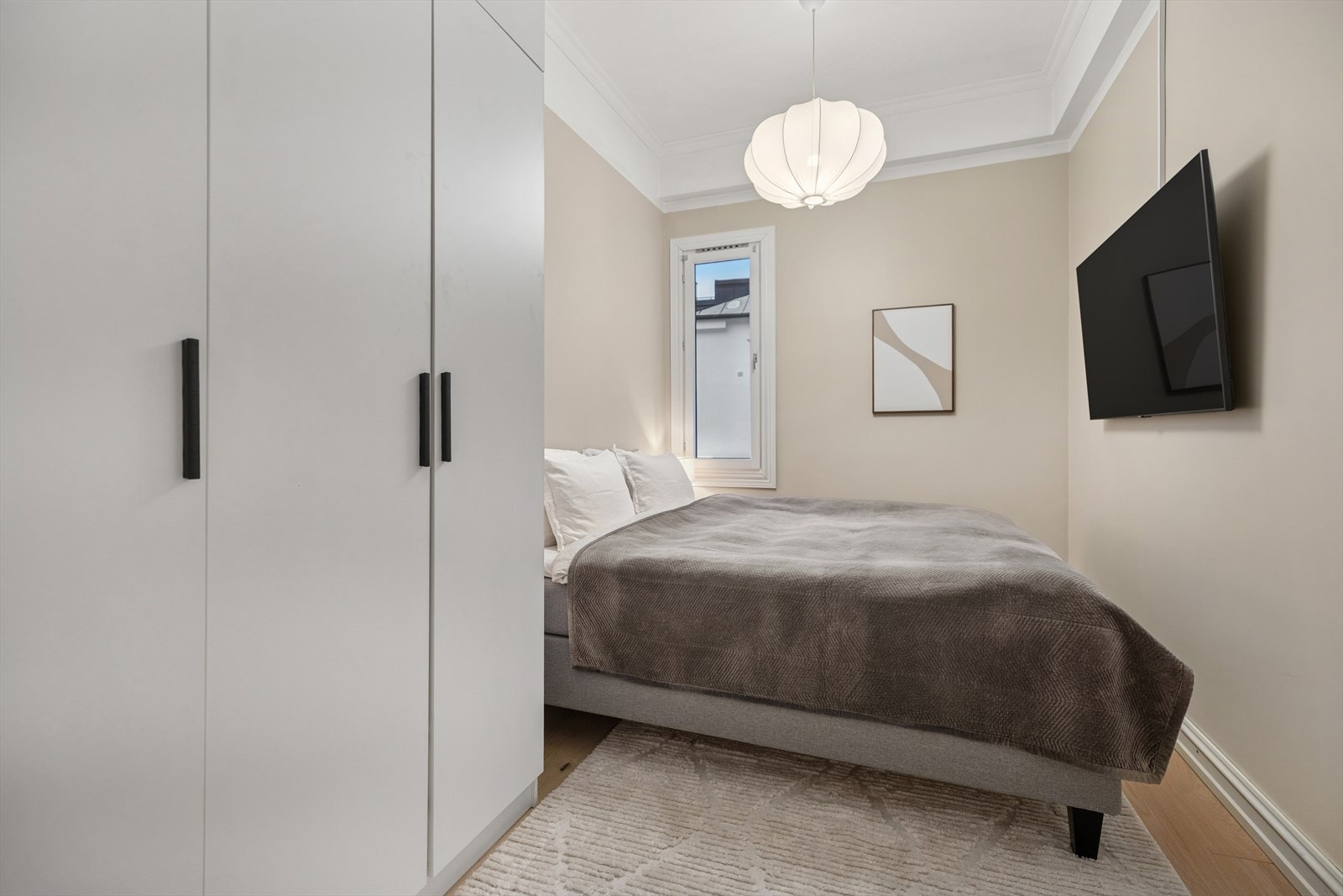 Det er gode oppbevaringsløsninger i leiligheten med plass til stor garderobe på soverommet. Galleribilde