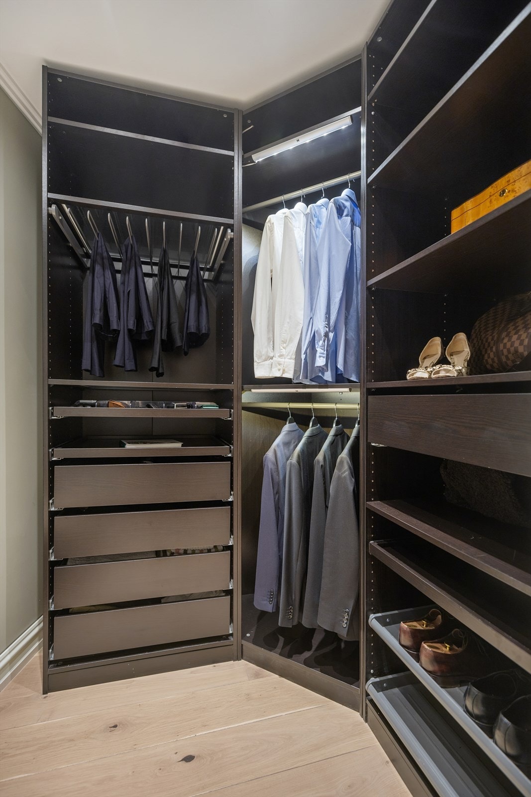 Praktisk walk-in med plass til stor garderobeløsning. Galleribilde