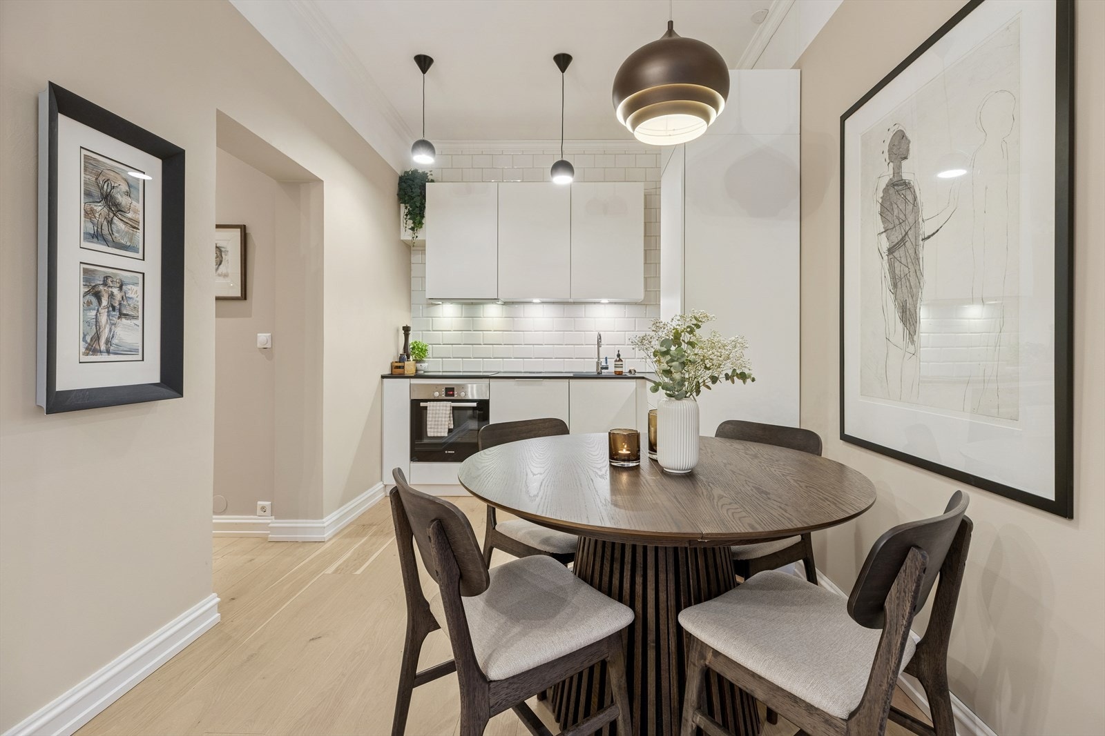 Pent og funksjonelt kjøkken fra Kvik i åpen løsning med stue (2017). Galleribilde