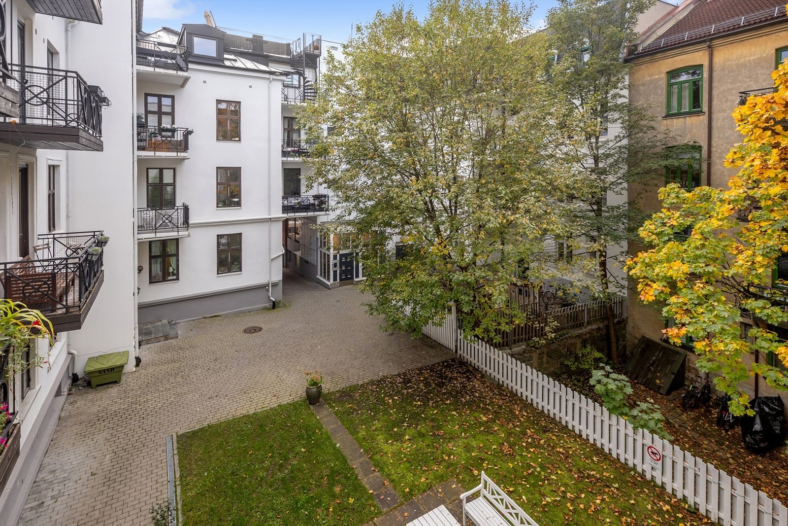 Den perfekte beliggenhet for de som ønsker å bo sentralt med nærhet til "alt", men i rolige grønne omgivelser. Galleribilde