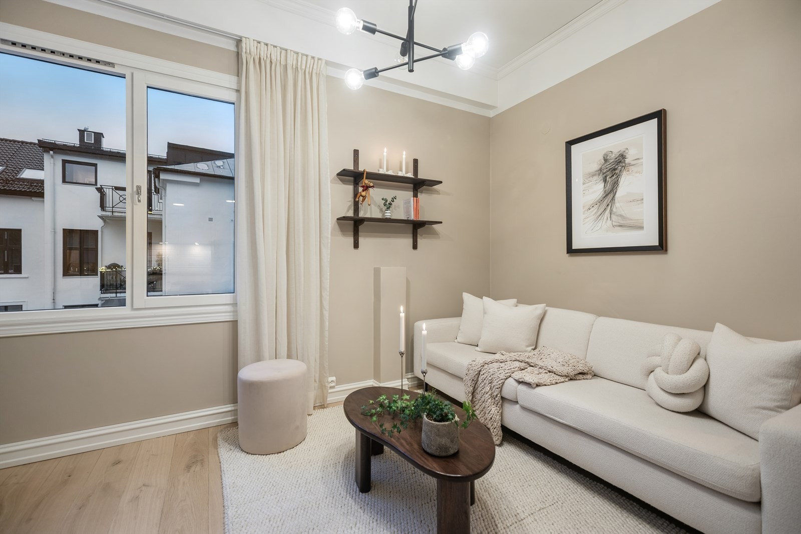 Stuen har en imponerende takhøyde på 2,96m og store vindusflater som slipper inn rikelig med lys. Galleribilde