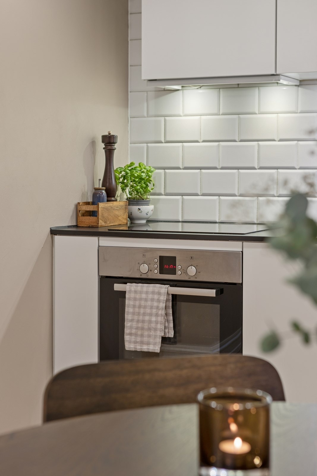 Utstyrt med hvitevarer som induksjon koketopp, stekeovn, kjøl/frys og oppvaskmaskin. Galleribilde