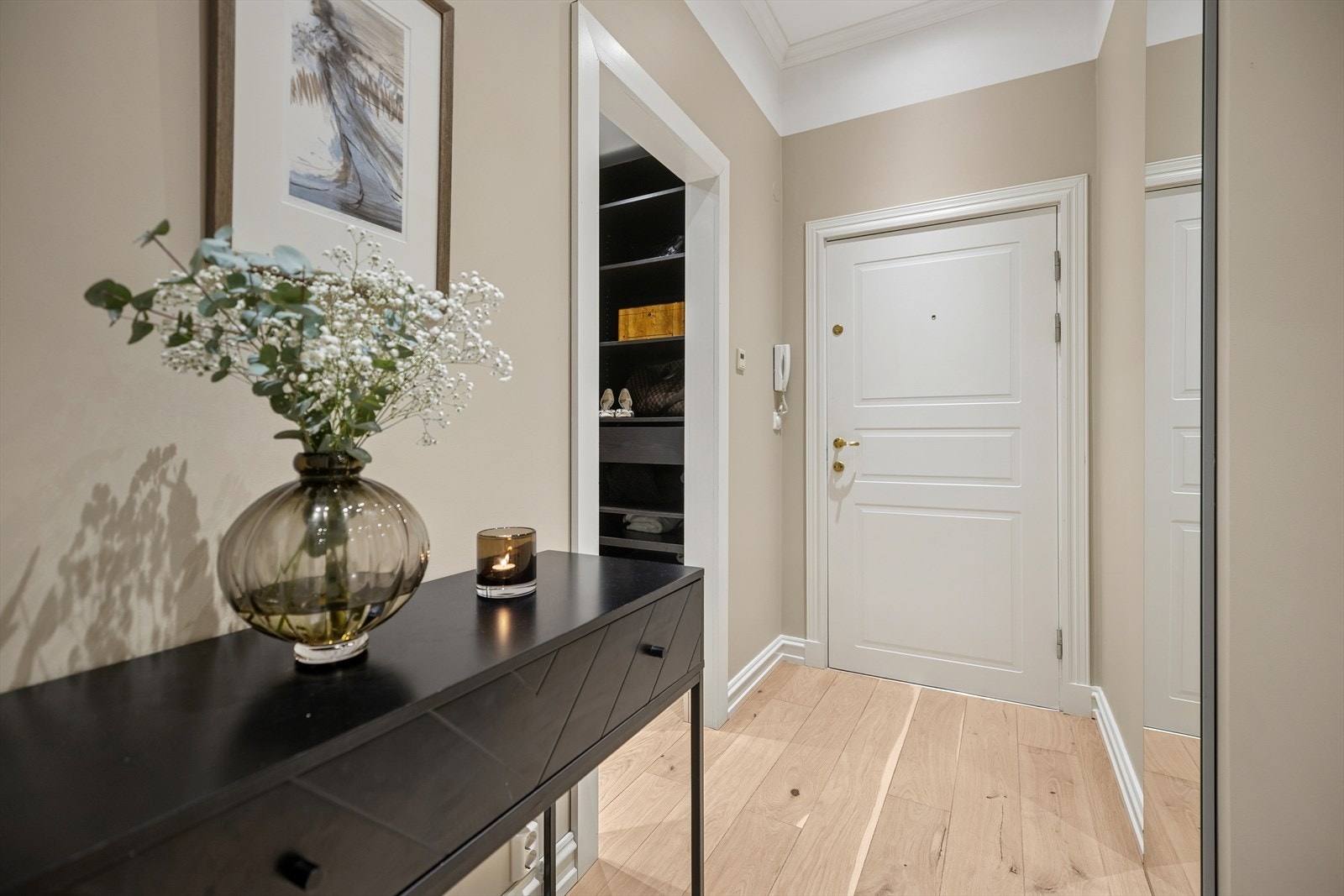 Walk-in er lett tilgjengelig fra inngangspartiet samt at det er ekstra oppbevaring bak speildøren i gangen. Galleribilde