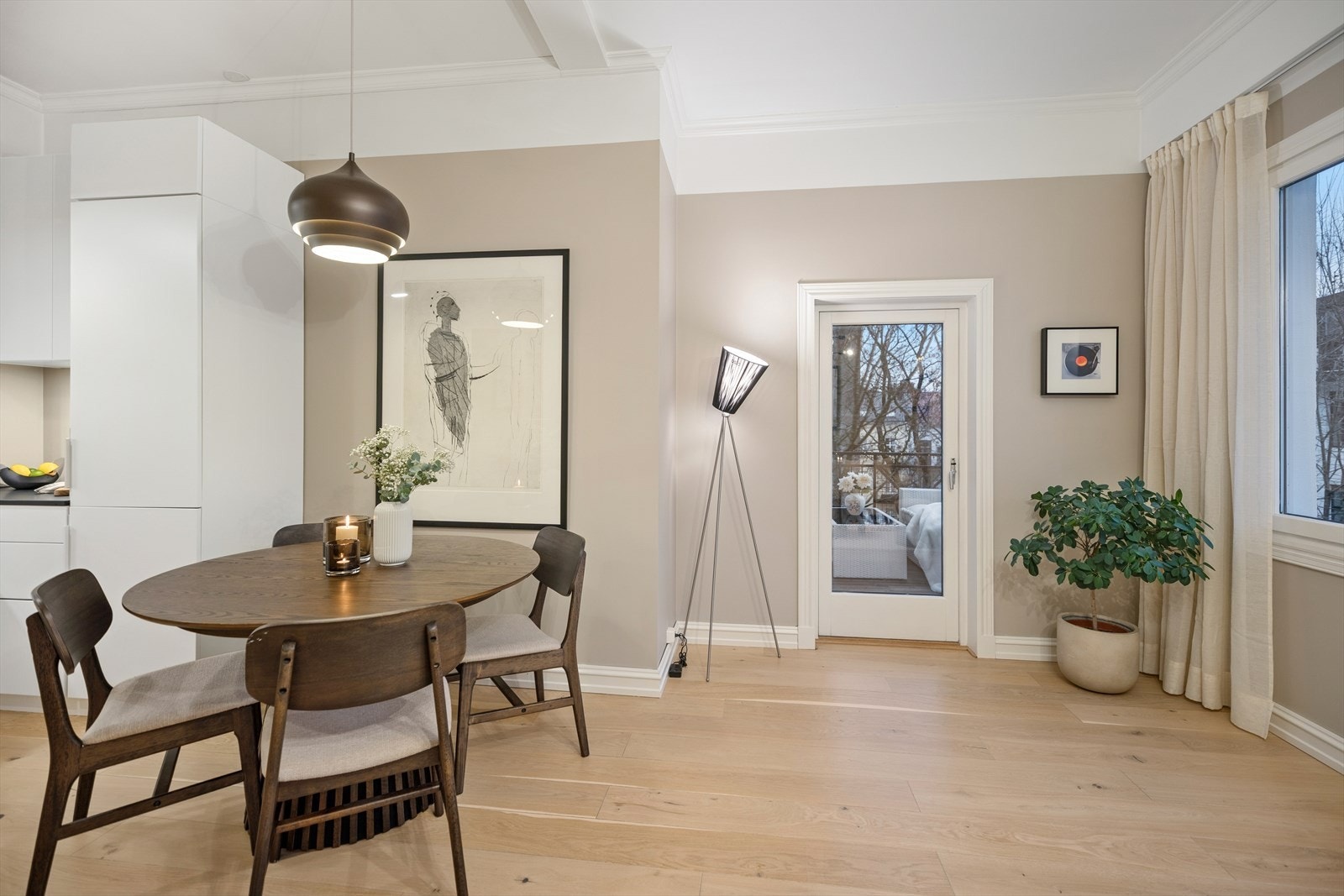 1-stavs parkettgulv slipt og lakkert i 2025. Overflater malt i tidsriktig fargevalg 2024/25. Galleribilde