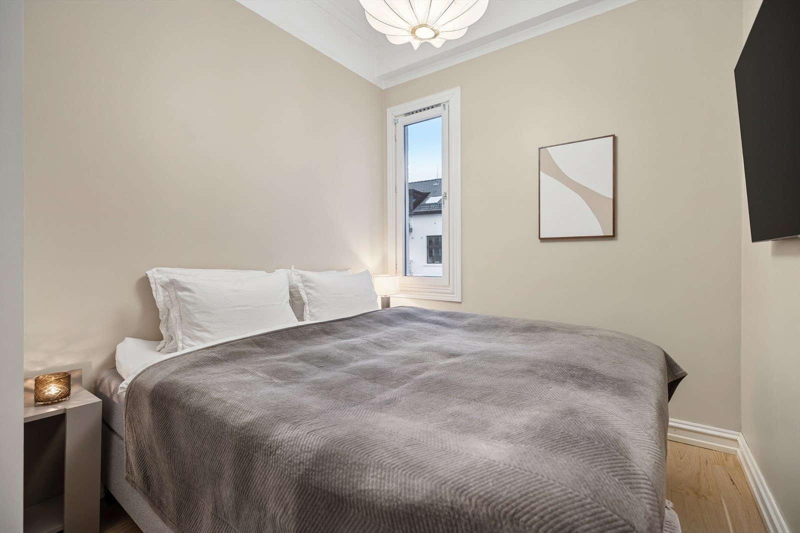 Dobbeltseng med plass til nattbord på begge sider. Galleribilde