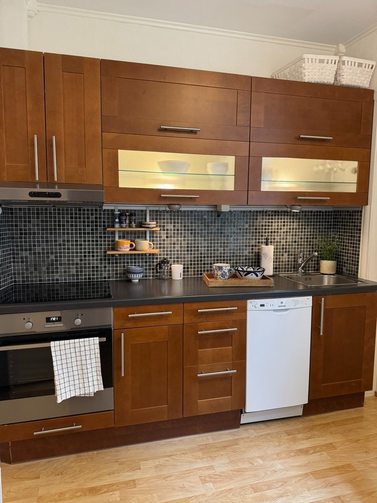 Nyere kjøkken med funksjonell utforming Galleribilde