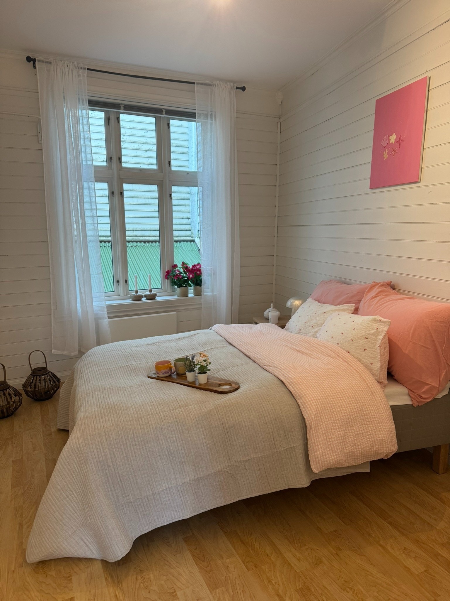 Rom1 Et stort vindu med utsikt mot bakgården Galleribilde