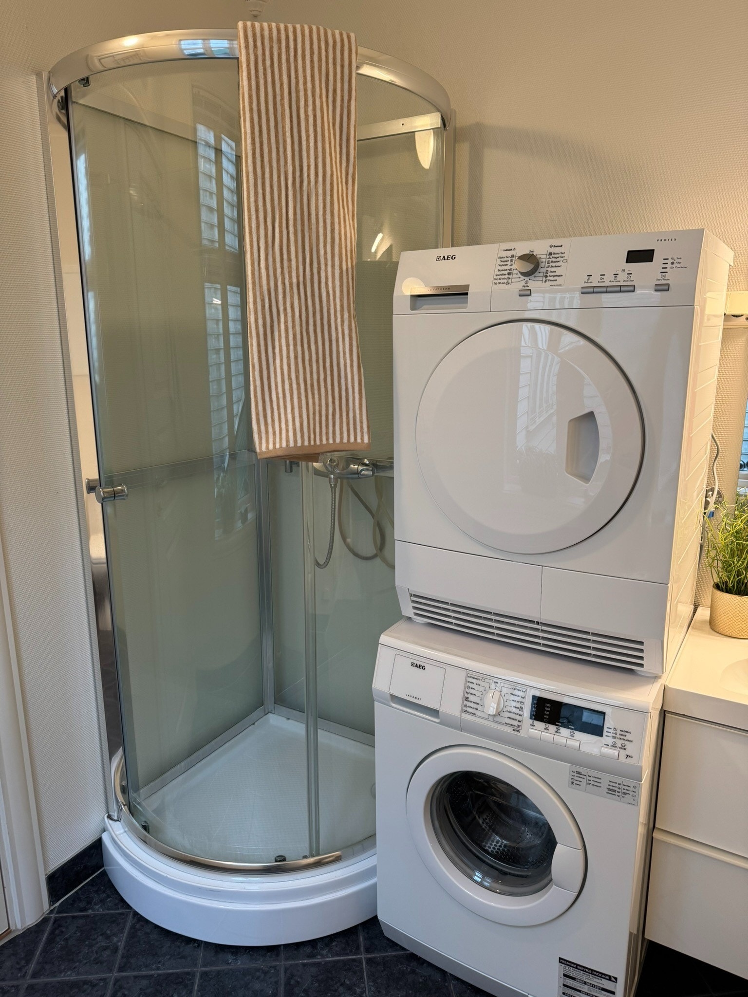 Vaskemaskin, tørketrommel og dusjkabinett Galleribilde