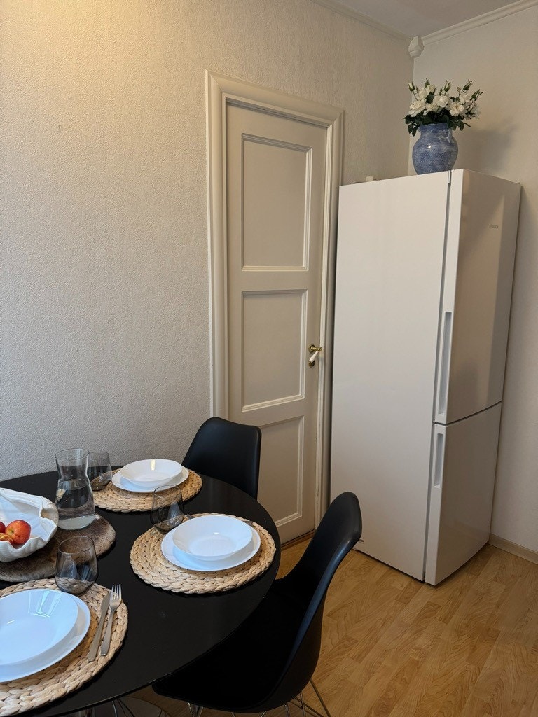 Stort kjøleskap med fryser Galleribilde