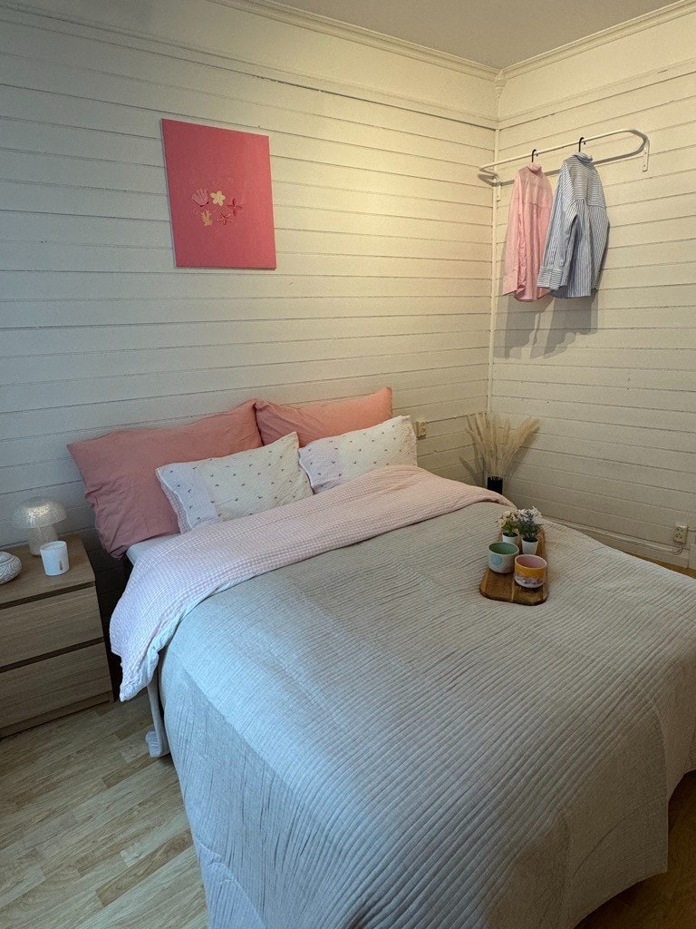 Rom1 God plass til både pult, skap og TV Galleribilde